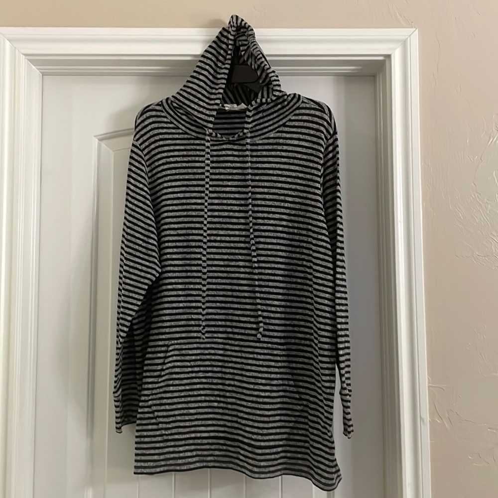 🔥2 for $15! 
Black and grey striped hoodie